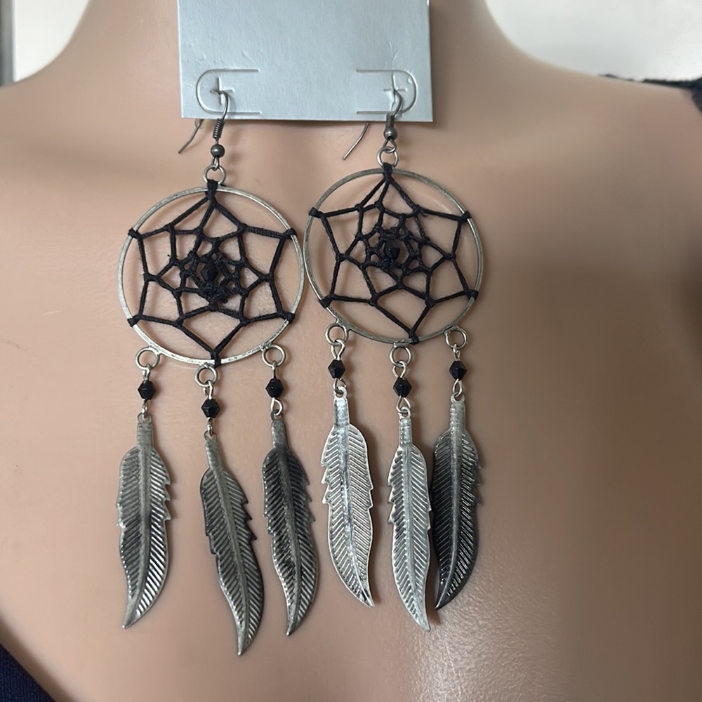HOT TOPIC metal leaves 🍃 and black color SPYDER web  💕 Lovely EARRINGS